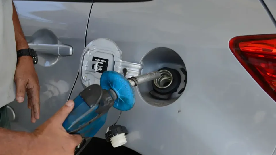 Leia mais sobre o artigo Contradição: Petrobras corta 12% do preço do diesel em 2025; posto sobe 3%