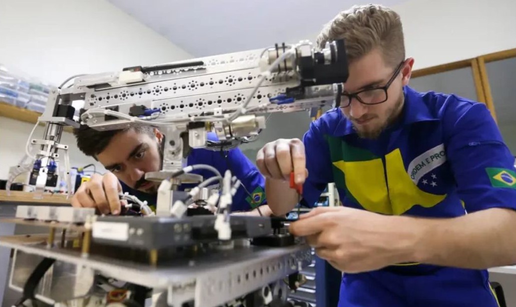 Leia mais sobre o artigo Cursos técnicos em alta: conheça quatro formações rápidas que garantem bons salários