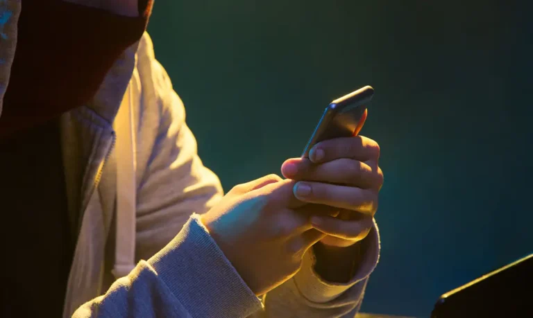 Levantamento identifica 173 vítimas de deepfakes sexuais em escolas