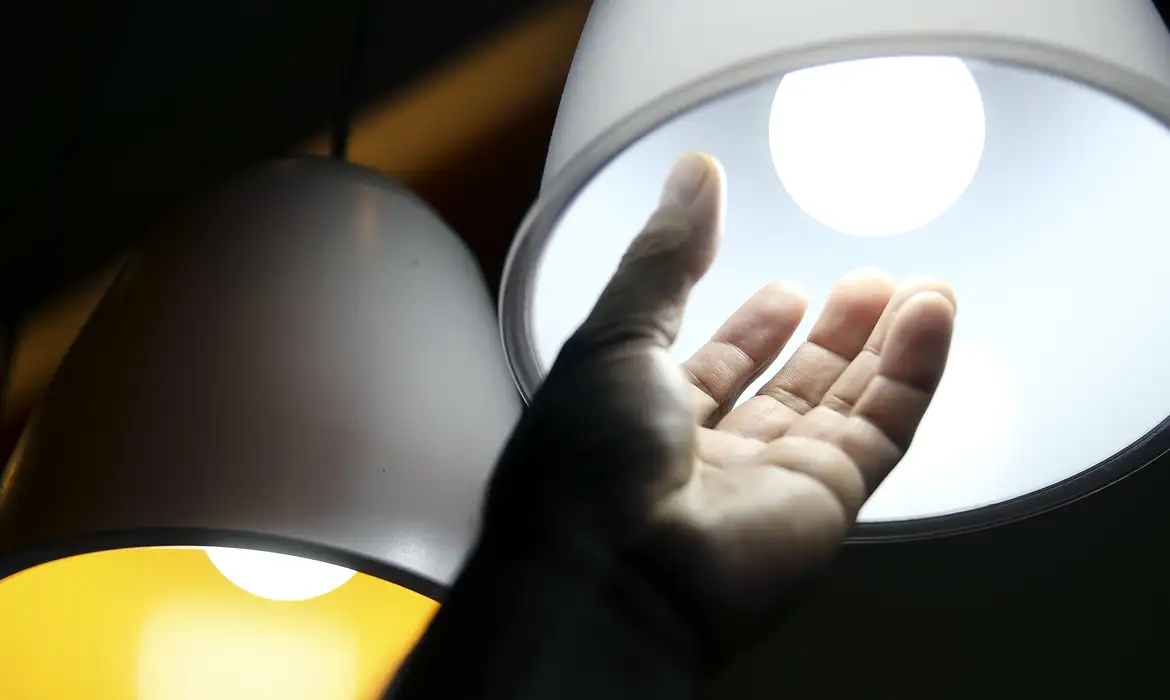 Leia mais sobre o artigo Aneel mantém bandeira verde e conta de luz não terá acréscimo em abril