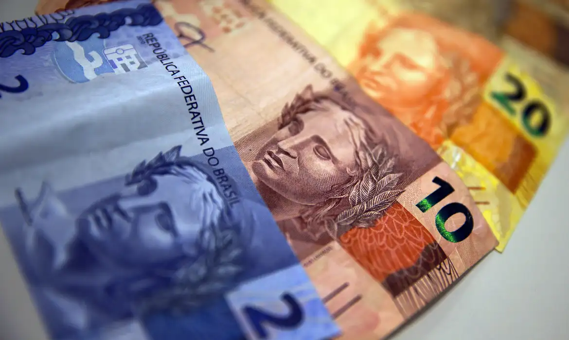 Leia mais sobre o artigo Aposentados e pensionistas do INSS começam a receber 13º nesta sexta