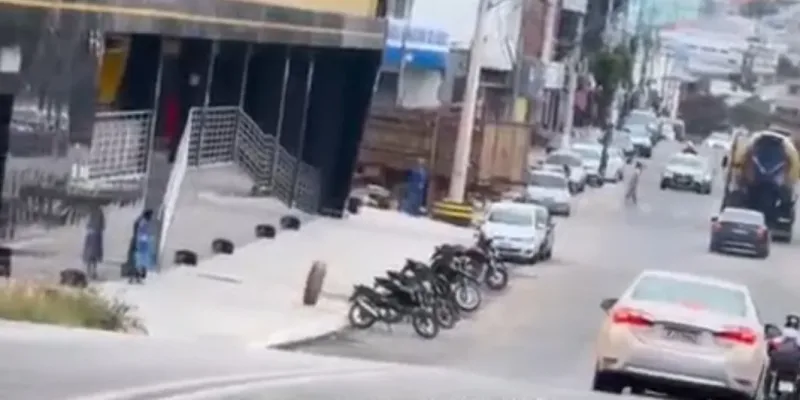 Roda de caminhão se solta em avenida de Nanuque e por pouco não provoca acidente
